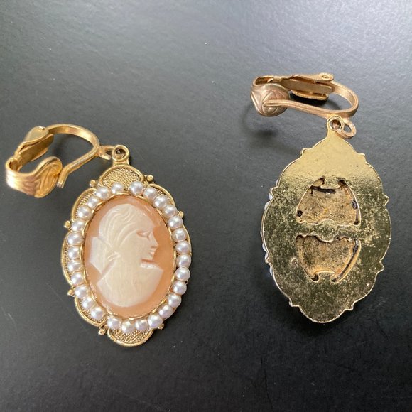 Vintage 70's Cameo Pearl Clip On Earrings - Picture 3 of 3